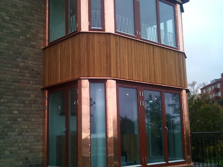Rundad modern villa med inglasad sektion